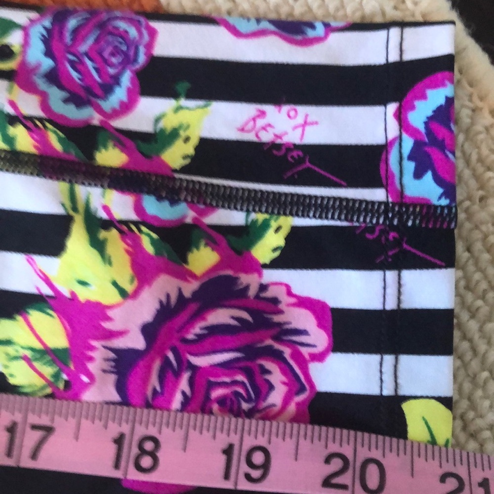 Betsey Johnson Black Stripe Floral quirky Capri Workout Yoga Leggings Xs - Picture 9 of 11